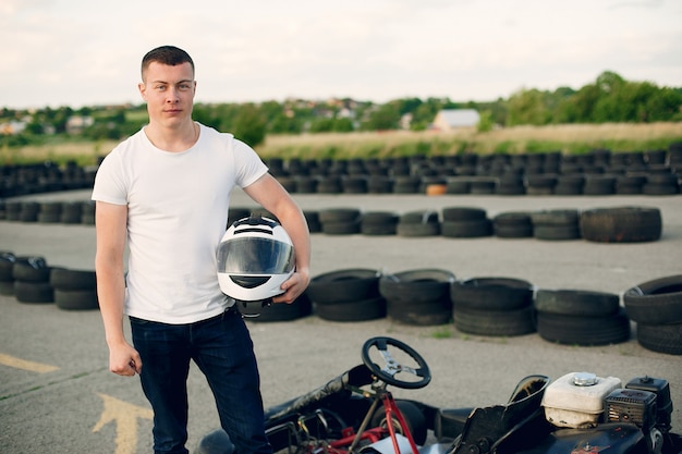 Hombre en un circuito de karting con un auto