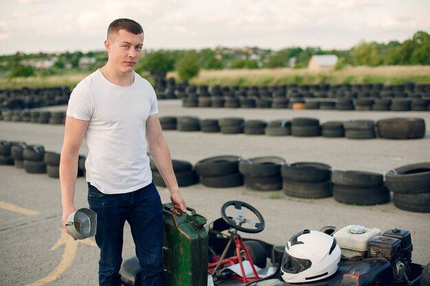 Hombre en un circuito de karting con un auto