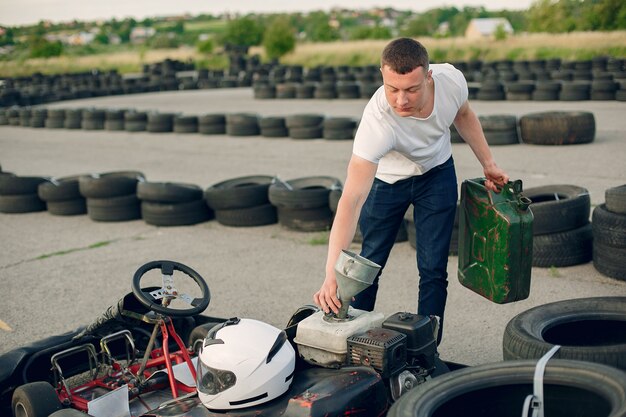 Hombre en un circuito de karting con un auto