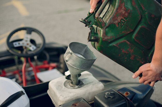 Hombre en un circuito de karting con un auto