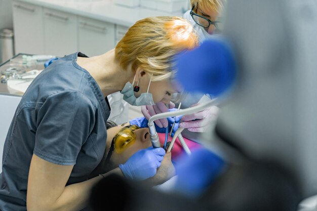 hombre en una cita con el dentista