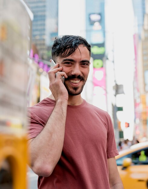 Hombre en la ciudad hablando por teléfono