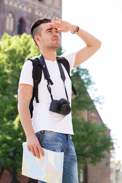 Foto gratuita hombre en la ciudad