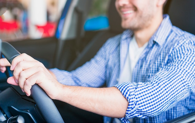 Hombre en coche en concesionario