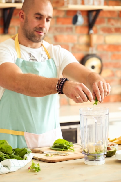 Hombre, cocina