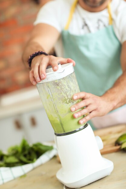 Hombre, cocina