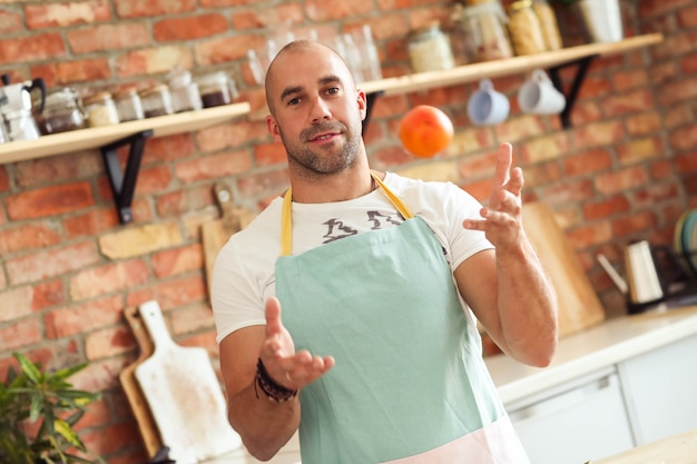 Hombre, cocina