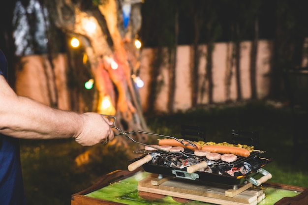 Hombre cocinando en la barbacoa