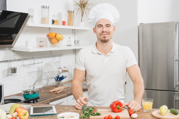 Foto gratuita hombre cocinando en casa