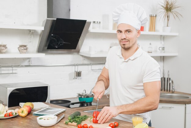 Hombre cocinando en casa