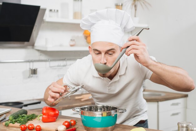 Hombre cocinando en casa