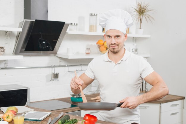 Hombre cocinando en casa