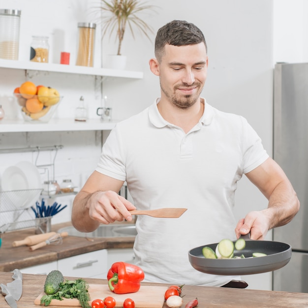 Hombre cocinando en casa