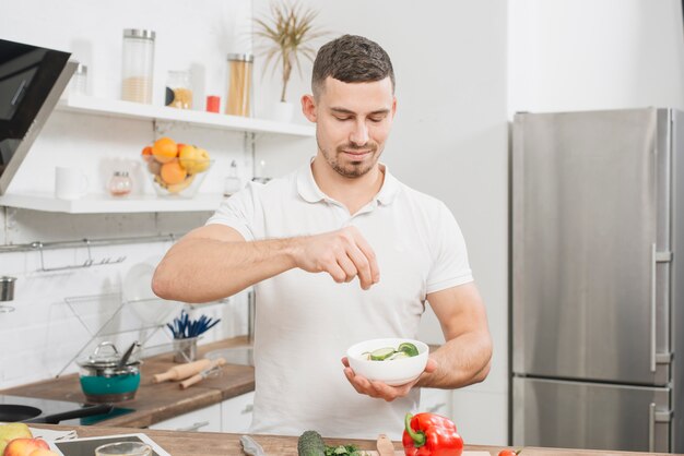 Hombre cocinando en casa