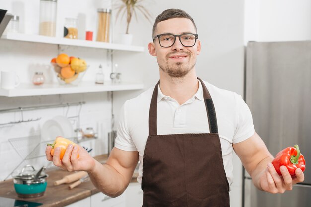 Hombre cocinando en casa