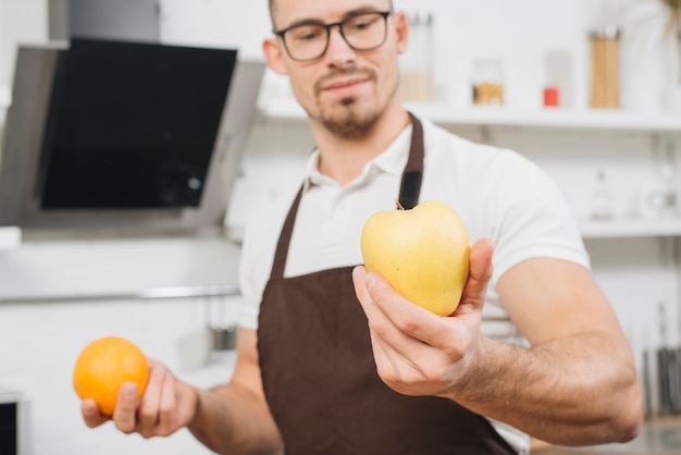 Hombre cocinando en casa