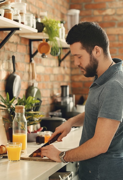 Foto gratuita hombre cocinando en la cocina. desayuno por la mañana