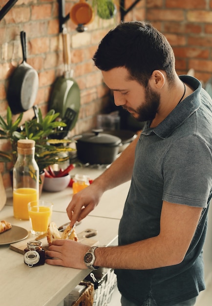 Hombre cocinando en la cocina. desayuno por la mañana