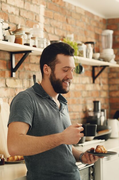 Hombre cocinando en la cocina. Desayuno por la mañana