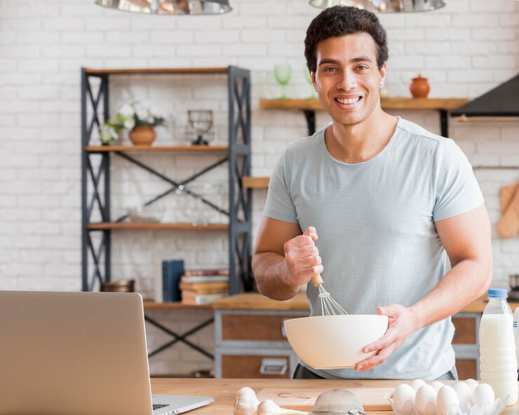 Foto gratuito hombre cocinando con productos lácteos