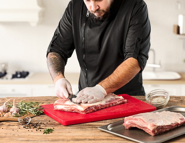 Hombre cocinar carne en la cocina