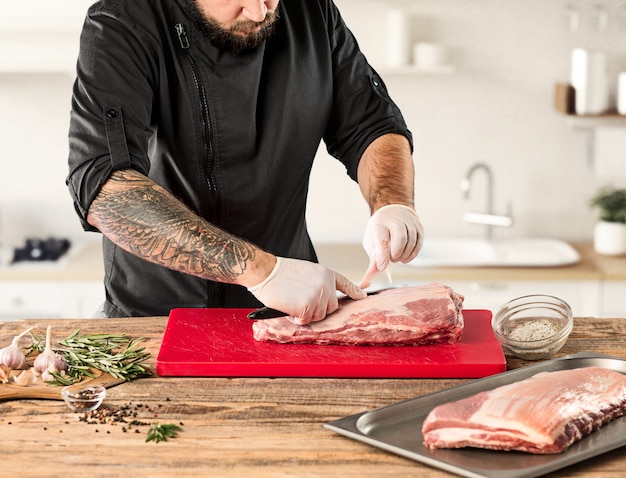 Foto gratuita hombre cocinar carne en la cocina