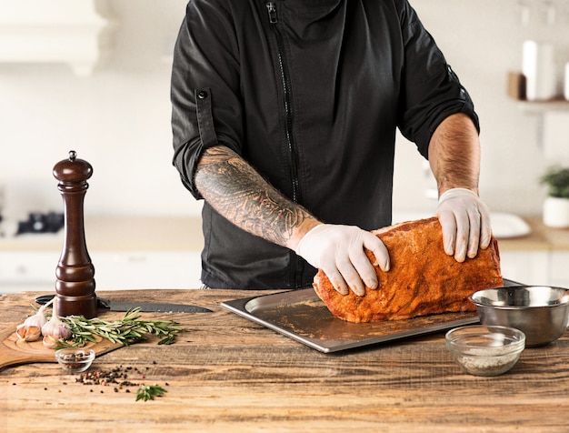 Hombre cocinar carne en la cocina