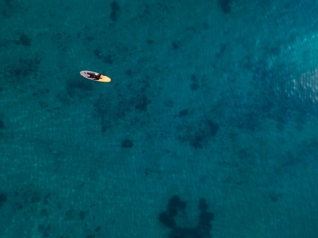 Hombre, colocar, en, tabla de surf, encima, vista