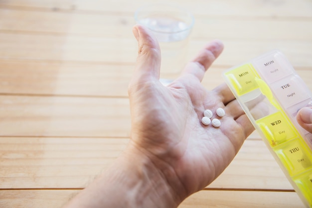 El hombre va a comer tabletas medicinales