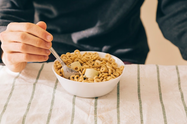 Hombre comiendo cereales