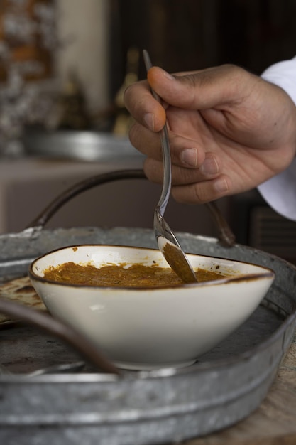 Hombre comiendo comida tradicional de los emiratos en la mesa
