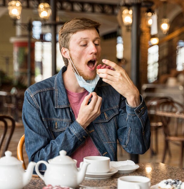 Hombre comiendo pastel en el restaurante