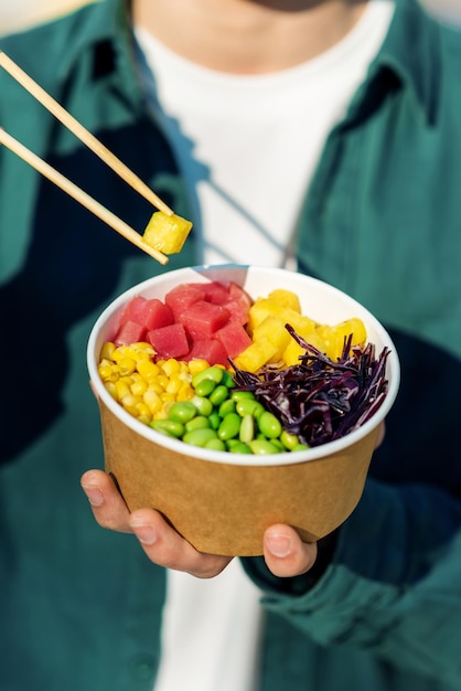 Foto gratuita un hombre comiendo un poke