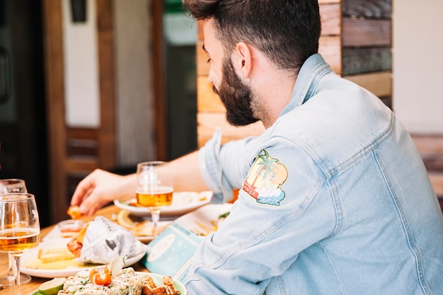 Foto gratuita hombre comiendo en restaurante