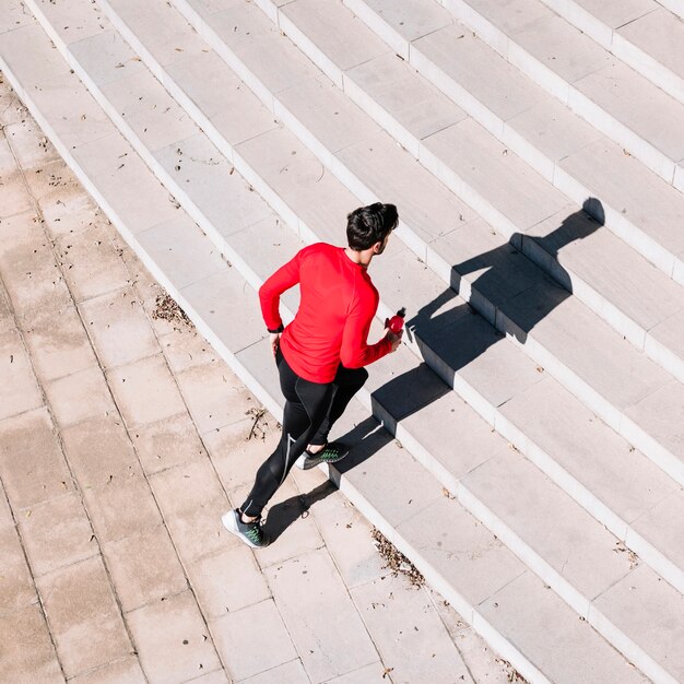 El hombre comienza a correr arriba