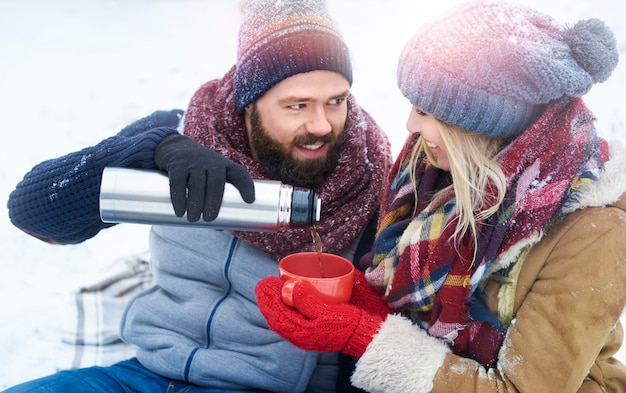 Hombre compartiendo té con su amada