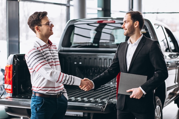 Foto gratuita hombre comprando un carro