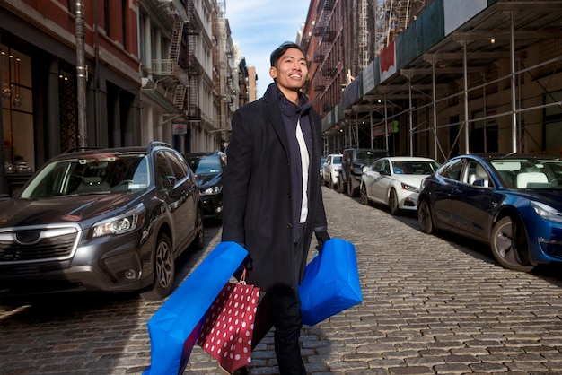 Hombre de compras en la ciudad