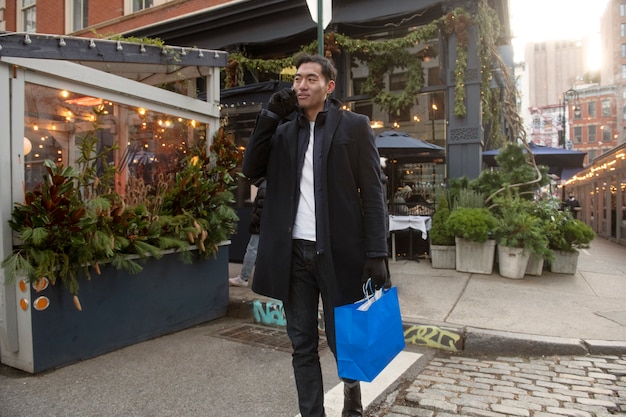 Hombre de compras en la ciudad