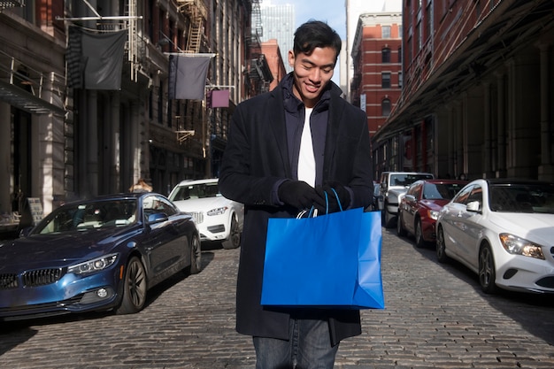 Hombre de compras en la ciudad