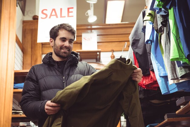 Hombre de compras en una tienda de ropa