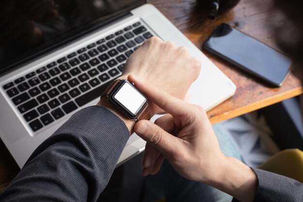 Hombre comprobando el tiempo en el reloj inteligente