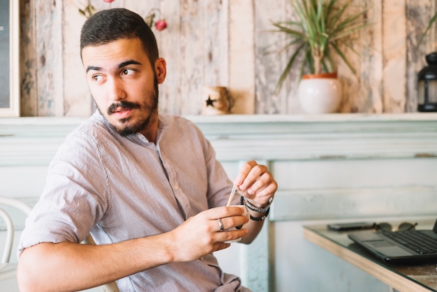 Hombre en la computadora portátil con café