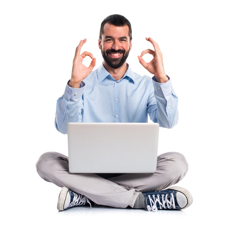 Foto gratuito hombre con computadora portátil haciendo una señal de ok