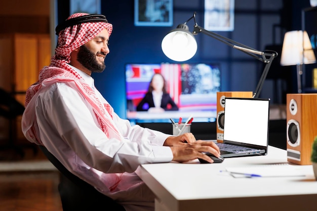 Foto gratuita hombre con computadora portátil con una pantalla blanca