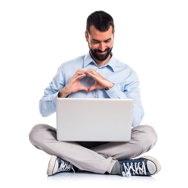 Foto gratuito hombre con la computadora portátil que hace un corazón con sus manos