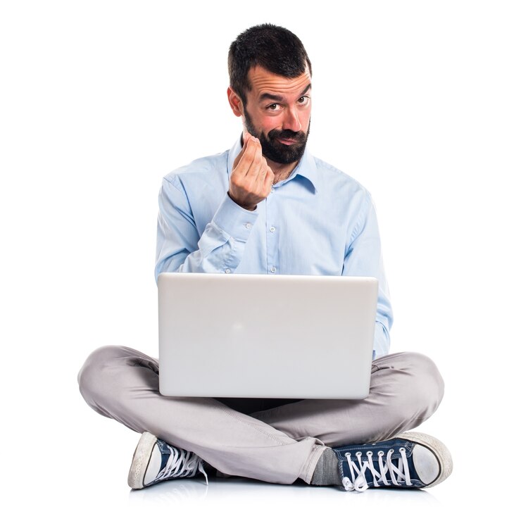 Foto gratuito hombre con la computadora portátil que hace gesto del dinero
