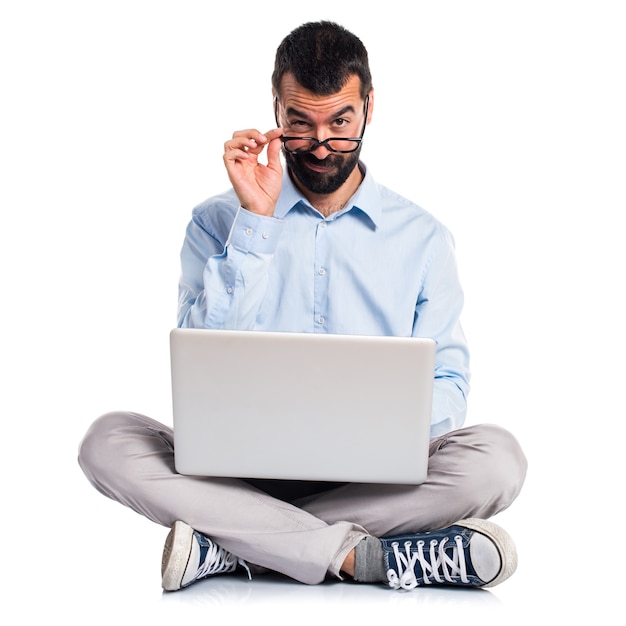 Hombre con la computadora portátil que muestra algo
