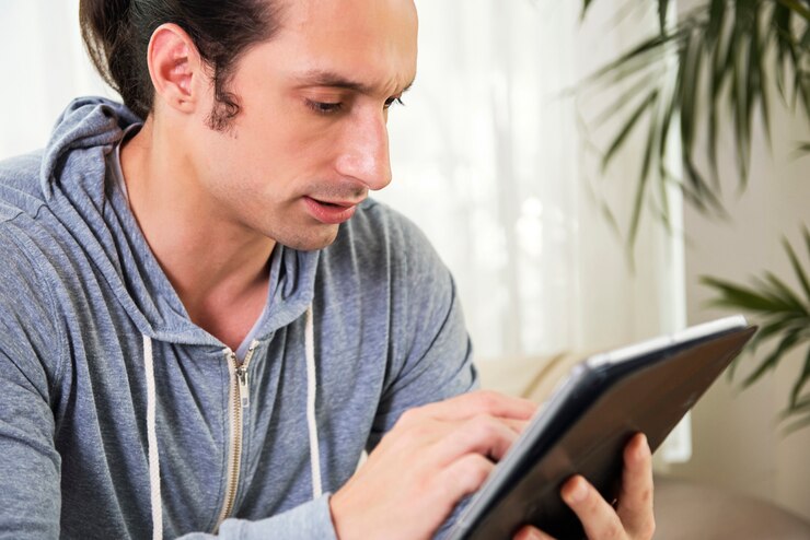 Foto gratuito hombre comunicándose en línea