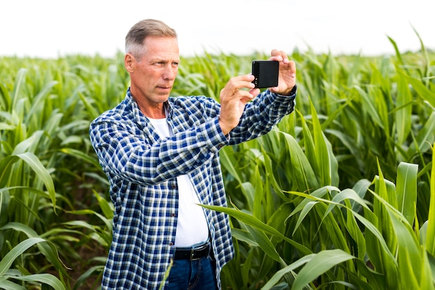 Hombre concentrado tomando una selfie